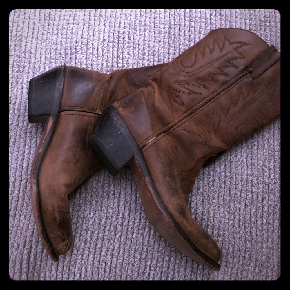 Durango distresses cowboy boots.  Great condition!